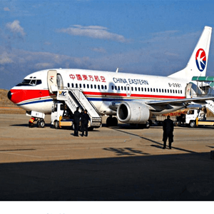 二连浩特空运公司航空快运业稳步发展的原因是什么？